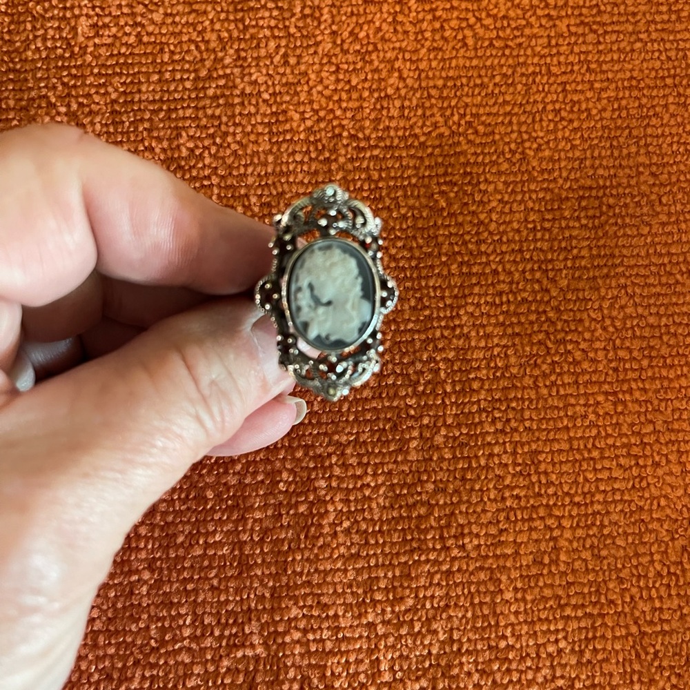 Unique Vintage Sterling Silver Blue Cameo and Garnet Ring size 7 - Picture 4 of 6